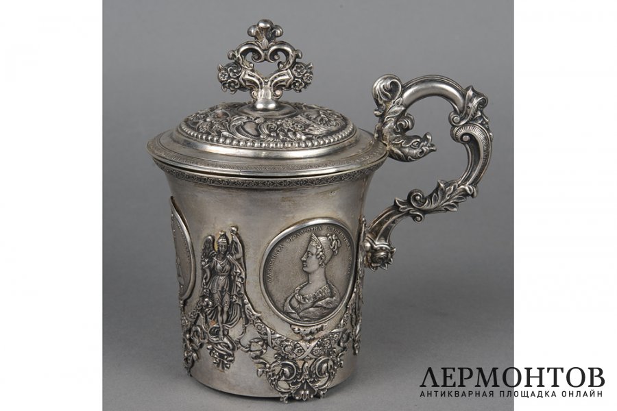 Кружка украшеная монетами. Россия, 1840 г, мастер HJ. Серебро 84 пробы.