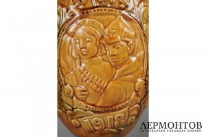 Ваза 40 лет ВЛКСМ. СССР, Конаково, Конаковский фаянсовый завод, 1958 г. Фаянс, глазурь.