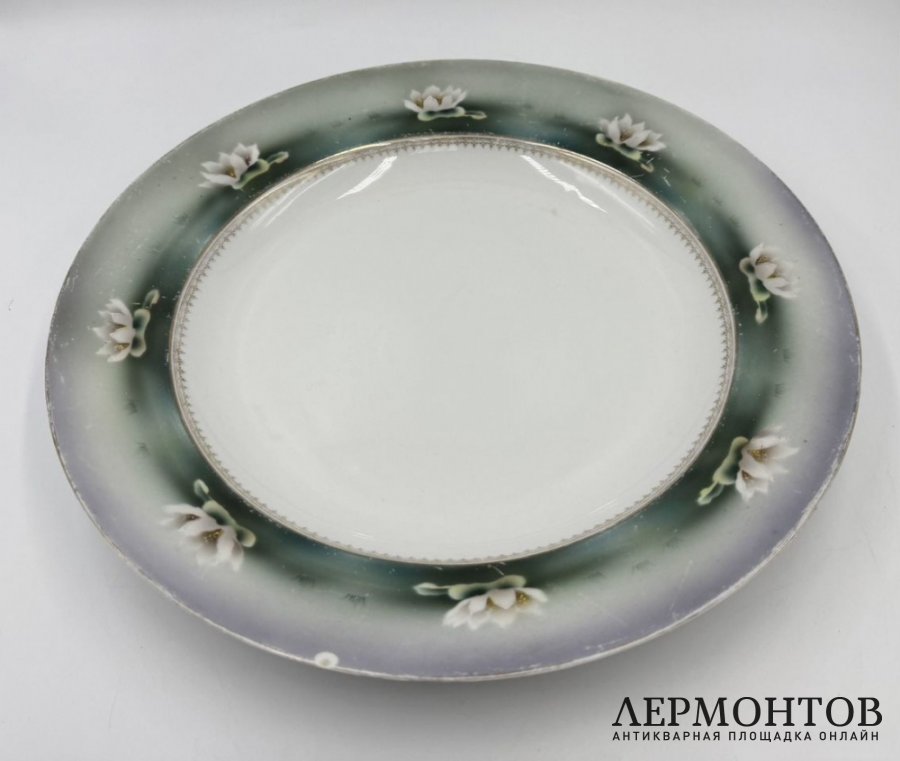 Блюдо Кувшинки. Россия, Кузнецов, 1900-е гг. Фарфор, деколь с подрисовкой.