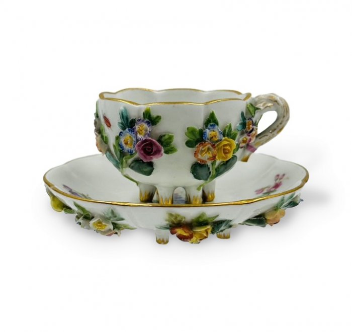 Кофейная пара с лепными розами. Фарфор, роспись, золочение, Meissen, Германия, 19 век