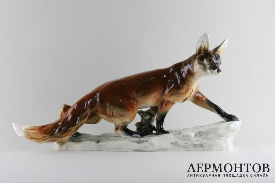Статуэтка. Лиса крадущаяся. Royal Dux, Чехословакия, Богемия. Фарфор, 1950-е годы.