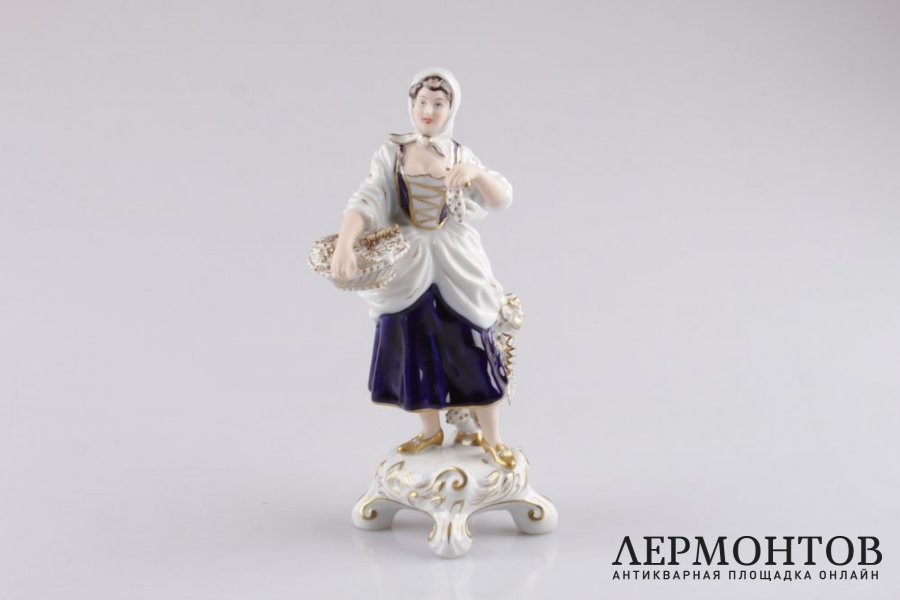 Статуэтка. Сборщица винограда. Фарфор, роспись. Royal Dux Bohemia, XX век.