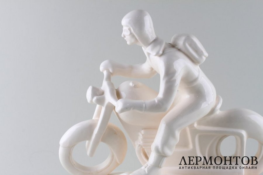 Статуэтка Мотоциклист. Фаянс.  Фабрика Bechyne, Чехословакия, 1950-е годы.