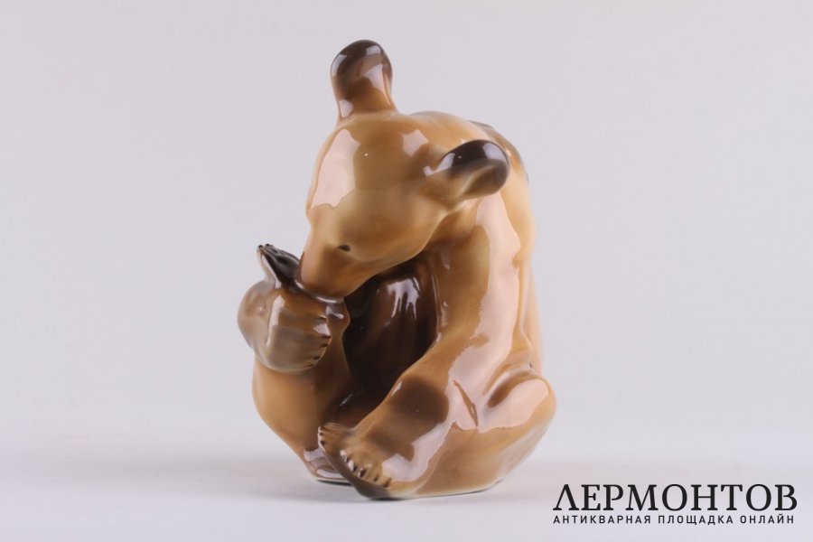 Статуэтка. Сидящий мишка. Мануфактура Allach. Германия. XX в.