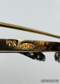 Брошь с двумя крупными бриллиантами. Золото 56 пробы, Россия, 1899–1908 годы