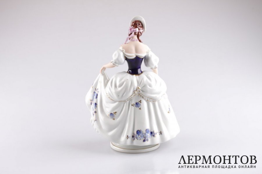 Статуэтка. Девушка в шляпе. Фарфор, роспись. Royal Dux Bohemia, XX век.