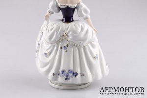 Статуэтка. Девушка в шляпе. Фарфор, роспись. Royal Dux Bohemia, XX век.