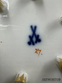 Кофейная пара с лепными цветами. Фарфор, роспись, Meissen, Германия, начало 19 века
