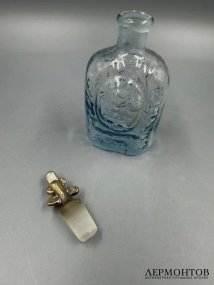 Флакон для духов с пробкой. Цветное прессованное стекло, 1890–1910 годы