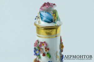 Графин с цветочным декором. Россия, Попов, 19 в., фарфор, роспись, золочение.