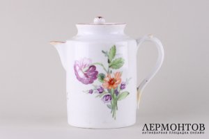 Молочник из сервиза с цветочным декором и маркой Придвор. Россия, ИФЗ, 18 в.