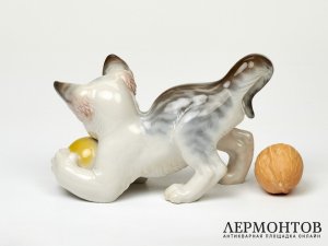 Статуэтка «Котёнок с мячом». Фарфор, Eschenbach, Германия, 1947–1953 годы