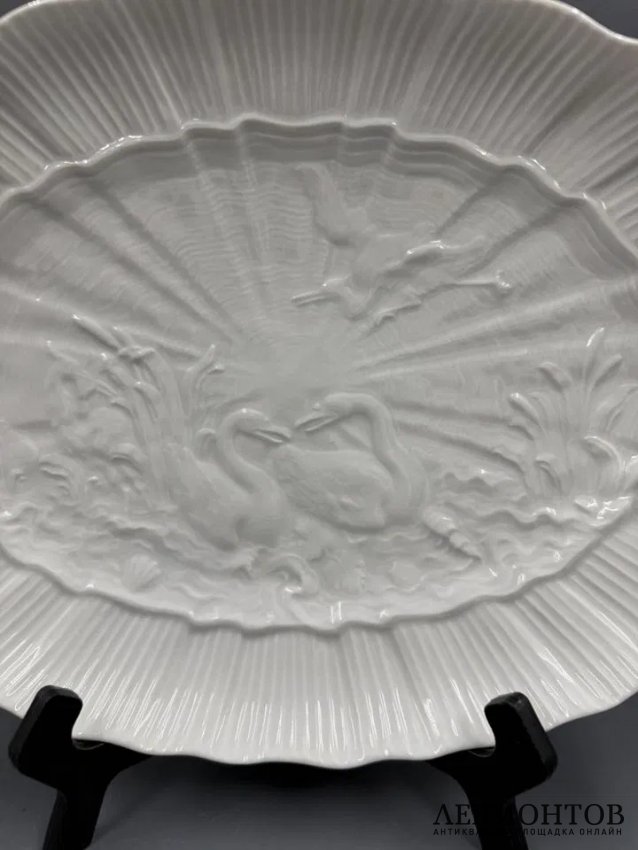 Овальное блюдо из «Лебединого сервиза», 30 × 22 см. Фарфор, Meissen, Германия