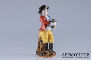 Статуэтка Юноша с горшком цветов. Россия, конец 18 в. Фарфор, роспись. 