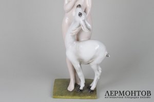 Скульптура Обнаженная девушка с ланью. Зап. Европа, 1 пол.20 в. Фарфор, роспись.