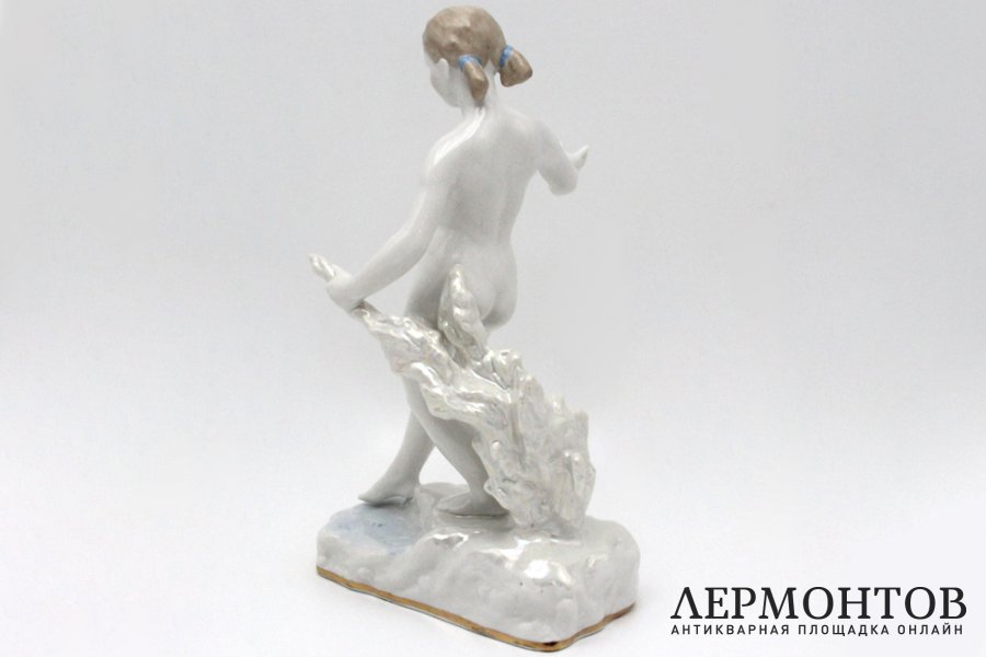 Статуэтка Девочка, входящая в воду. Фарфор, роспись. СССР, Дулево, 1960 г. Гатилова.