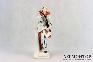 Статуэтка. Пьеро с гитарой. Фабрика Hertwig und Co. Фарфор. Германия