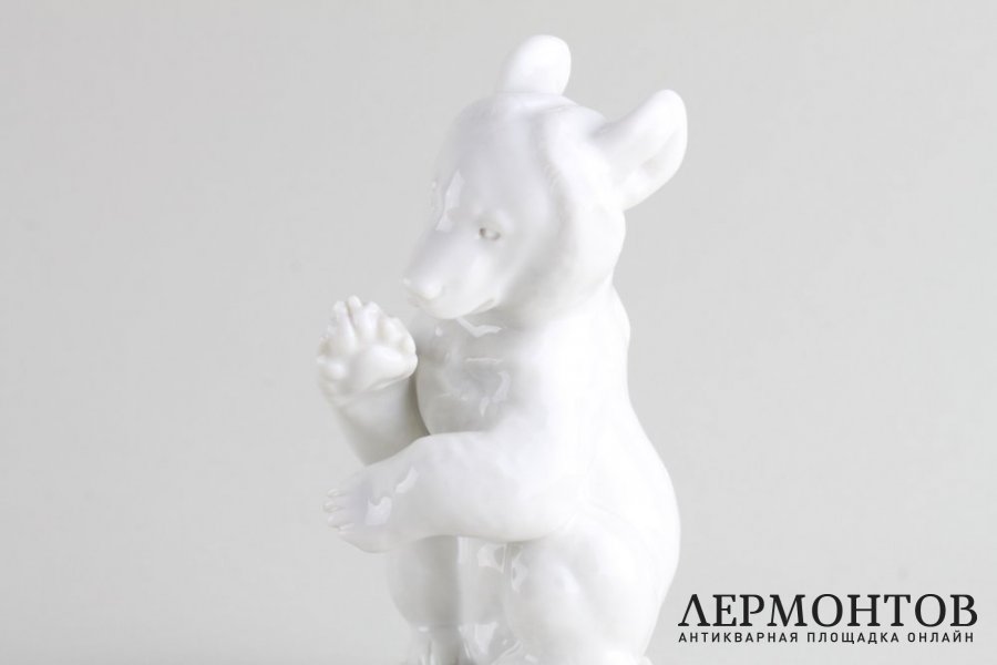 Статуэтка Медвежонок. Фарфор. Германия, фабрика Allach, Theodor Karner, 1938-39