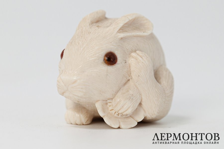 Статуэтка Зайка. Россия, мастер-косторез Виктор Вихлянцев, 1998 год. Кость.