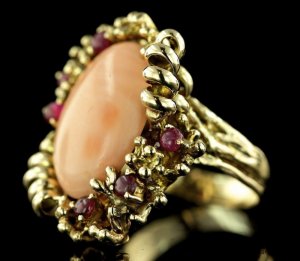 Кольцо розовый коралл, рубины, 14.50 К. Золото 585 пробы.