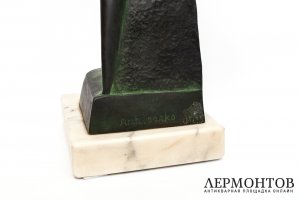 Скульптура Женщина. Авт. мод. А.П. Архипенко. Бронза, камень.