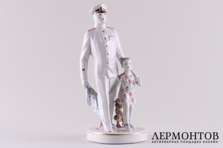 Статуэтка На парад. Фарфор, роспись. СССР, Дулевский фарфоровый завод, 1952. 
