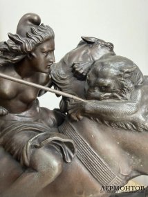 Скульптура «Сражающаяся амазонка». Шпиатр, по модели А. Кисса, H. Gladenbeck, Германия, конец 19 — начало 20 века