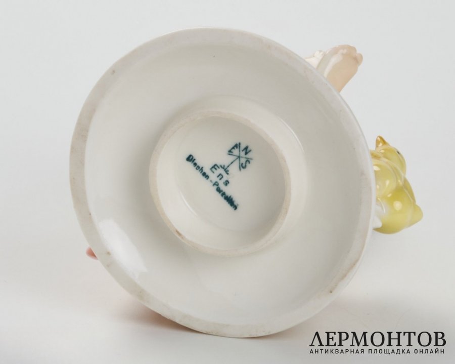 Статуэтка «Испуг. Ой, цыплёнок!». Фарфор, Karl Ens, Германия, 1920–1930-е годы