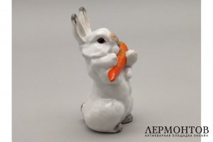 Статуэтка Заяц с морковкой. Авт. модели Чарушин Е. Фарфор, роспись. СССР, ЛФЗ, 1950е