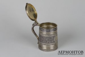 Кружка с изображением петушка на крышке. Россия, Москва, мастер ВС, 1874г. Серебро 84