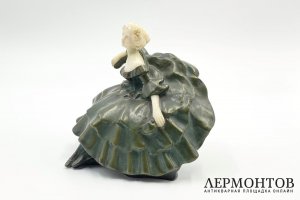 Скульптура Дама на кресле. Австрия, Вена, Goldscheider, конец 19 в. Бронза, алебастр.