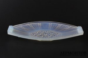 Блюдо art deco с цветочным декором. Опаловое стекло, литье. Франция, 1920-30-е гг.
