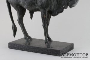 Антилопа гну. Скульптор - Андрей Марц. Силумин, мрамор. 1990-е гг.