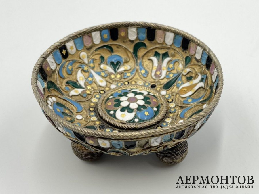 Солонка с эмалью. Россия, Овчинников, 1880-90-е гг. Серебро 84 пробы.