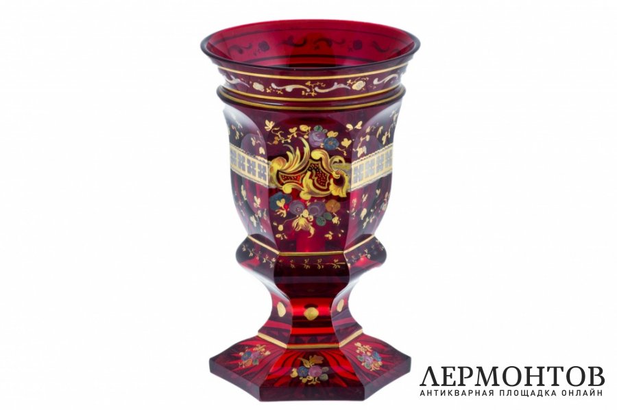 Кубок из цветного стекла с изображением собаки. Богемия, 1830-40-е гг. 