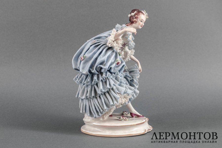 Дама в голубом платье. Германия, Ackermann amp Fritze Volkstedt, 1930 -60 гг.