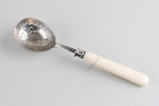 Ложка для закусок. Серебро 950 пробы, кость. Франция, XIX век.