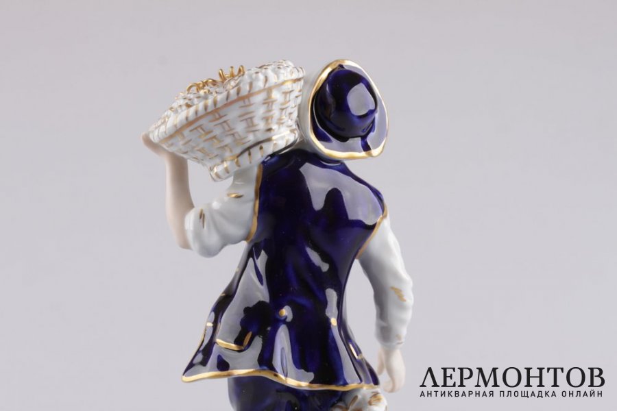 Статуэтка. Сборщик винограда. Фарфор, роспись. Royal Dux Bohemia, XX век.