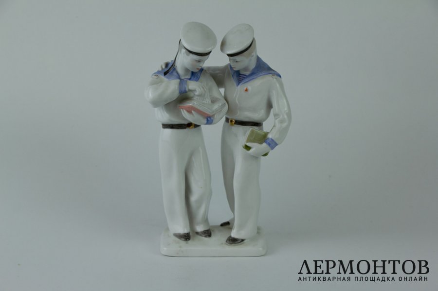 Статуэтка Нахимовцы. ЛФЗ, 1950-е гг. Фарфор, роспись.