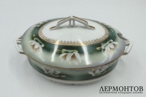 Соусник с крышкой Кувшинка. Россия, М. Кузнецов, 1900-е гг. Фарфор, роспись.