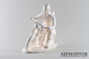 Статуэтка Мотоциклист. Фаянс.  Фабрика Bechyne, Чехословакия, 1950-е годы.