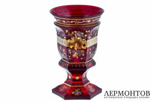 Кубок из цветного стекла с изображением собаки. Богемия, 1830-40-е гг. 